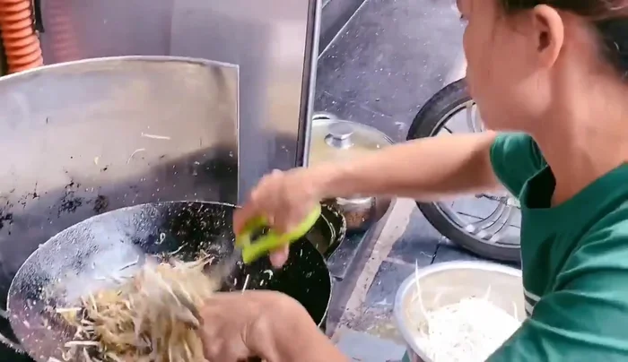 Thêm giá đỗ vào xào cùng.