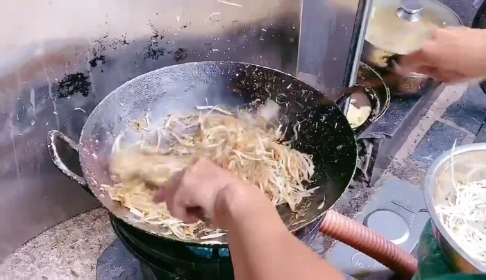 Nêm nếm gia vị: xì dầu, tương ớt, quất (tùy khẩu vị).