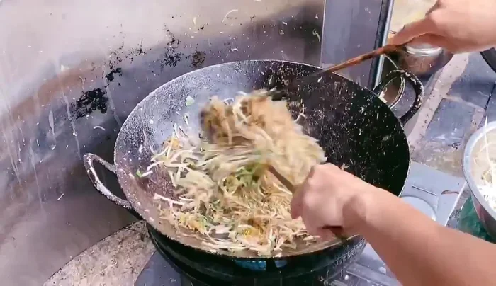 Thêm hành răm, rau răm vào xào chung.