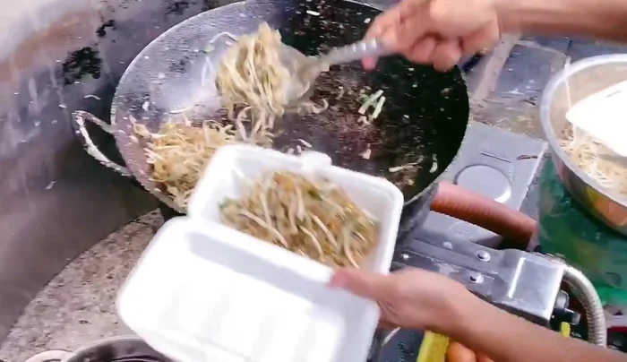 Trộn miến với lươn xào, thêm hành phi lên trên.