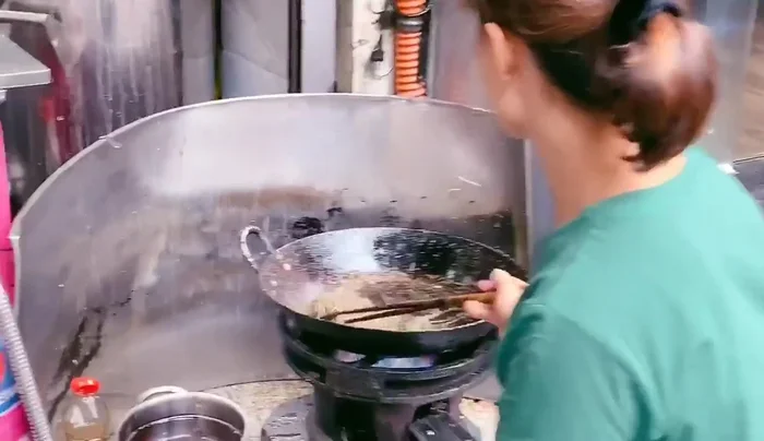 Làm nóng chảo với mỡ, cho lươn vào xào đến khi giòn.