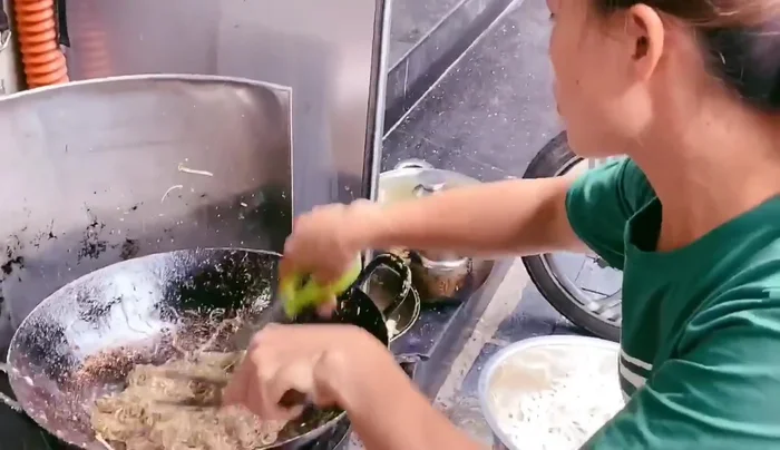 Đập trứng vào chảo, xào cùng lươn.