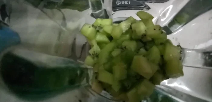 Cho kiwi, đường, sữa đặc, whipping cream, mật ong (nếu dùng) và vani vào máy xay sinh tố.