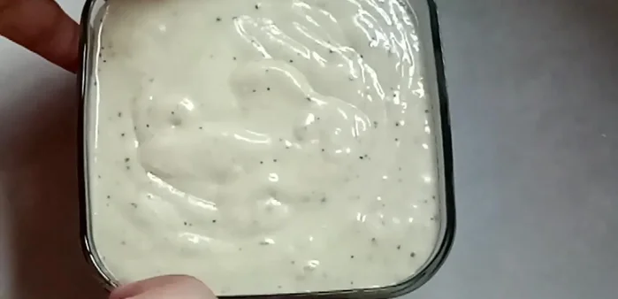 Đổ hỗn hợp vào hộp nhỏ hoặc túi nilon có khóa kéo, để vào ngăn đá tủ lạnh qua đêm.