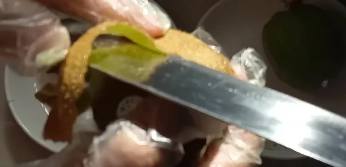 Cắt kiwi bỏ vỏ và cắt thành khối nhỏ.