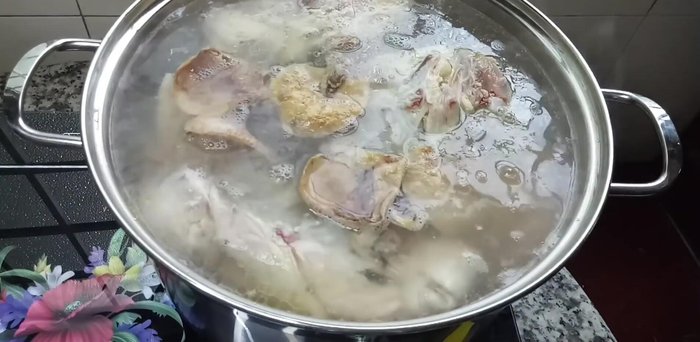 Cho đường phèn, đường cát, muối, hạt nêm, bột ngọt, tiêu vào nước dùng đang hầm. (130.13)
