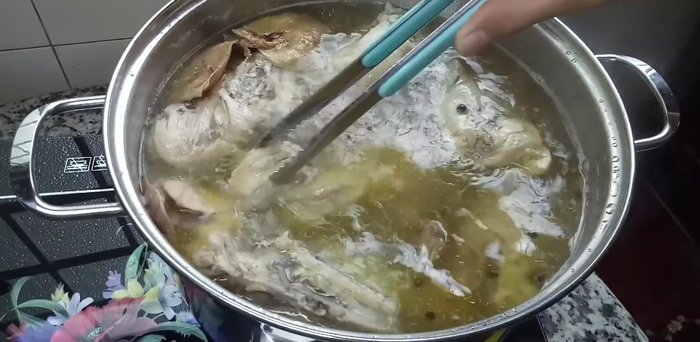 Lấy gà ra, tiếp tục hầm xương gà thêm 1 tiếng để lấy nước dùng ngọt hơn. (214.45)