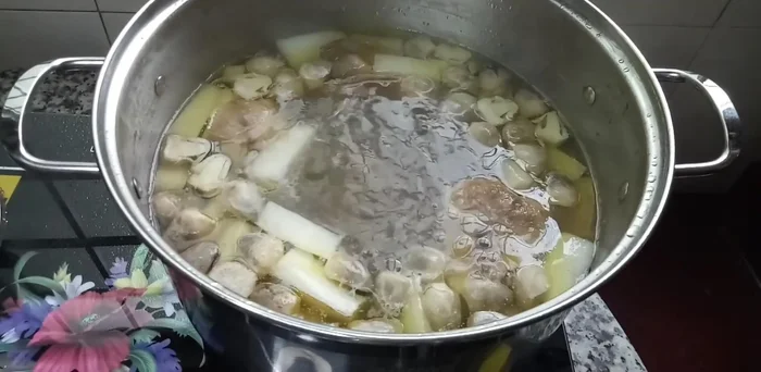 Nêm nếm lại gia vị: đường, muối, bột ngọt, hạt nêm và nước mắm cho vừa ăn. (366.84)