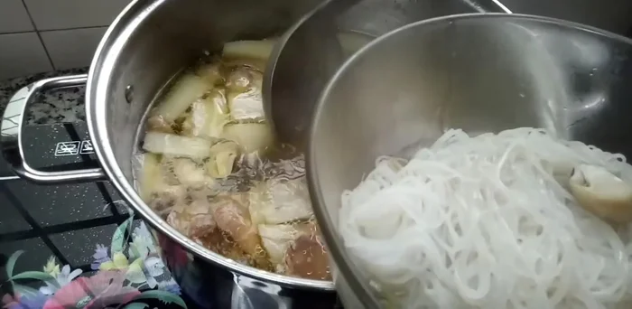 Chần hủ tiếu, cho hủ tiếu vào tô, chan nước dùng, thêm giá hẹ, hành lá, ngò rí và tóp mỡ lên trên. (518.769)