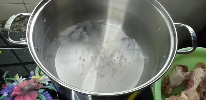 Nấu 5 lít nước sôi, cho gà và xương gà vào hầm. (66.69)