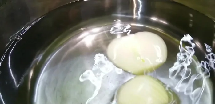 Luộc chân gà: Cho nước vào nồi, thêm gừng, hành tây, 1/2 muỗng cà phê muối, 1 muỗng cà phê bột ngọt. Cho chân gà vào, đổ nước ngập chân gà. Luộc trên lửa nhỏ liu riu. Tính từ khi nước sôi, luộc thêm 7-10 phút. (197.14)