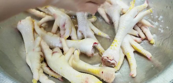Lựa chọn chân gà: Chọn chân gà công nghiệp, to, tránh chân nhỏ vì ít da. Ngâm chân gà vào nước muối chanh (muối + nước cốt chanh) khoảng 5-10 phút để khử mùi hôi và tanh. (87.89)