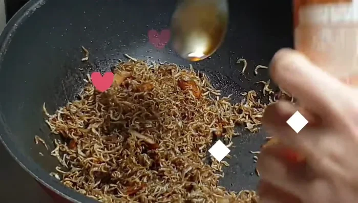 Thêm 3 muỗng nước đường, đảo đều trên lửa nhỏ. Lưu ý: dùng lửa nhỏ để tránh bị cháy.