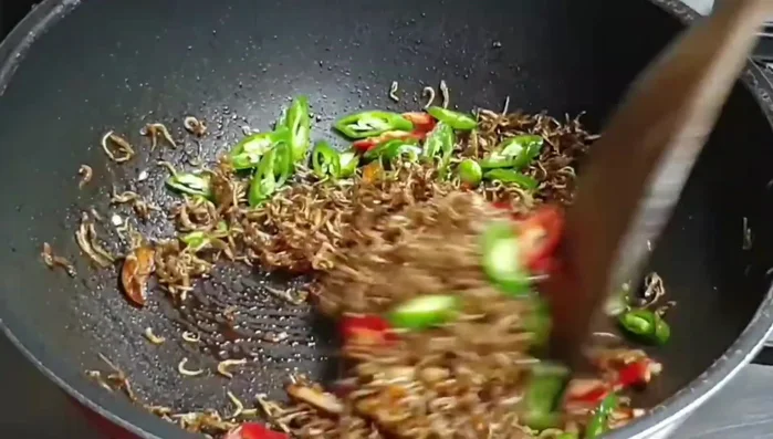 Thêm ớt vào, đảo đều.