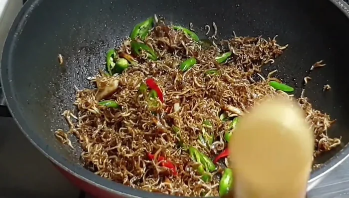Thêm 2 muỗng dầu hào, đảo đều.