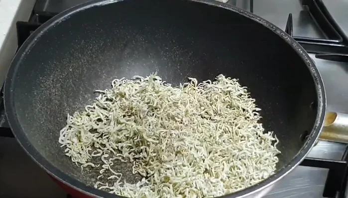 Đổ cá cơm ra đĩa. Rửa sạch chảo.