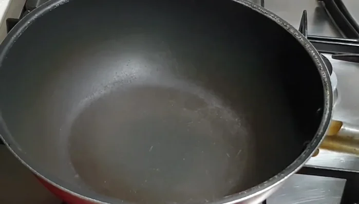 Cho dầu ăn vào chảo nóng, phi thơm tỏi.