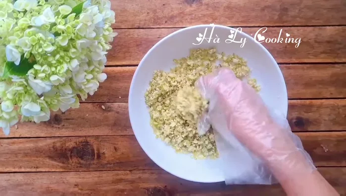 Trộn dừa nạo và hạt sen vào hỗn hợp cốm và đậu xanh (giữ lại một ít để trang trí).