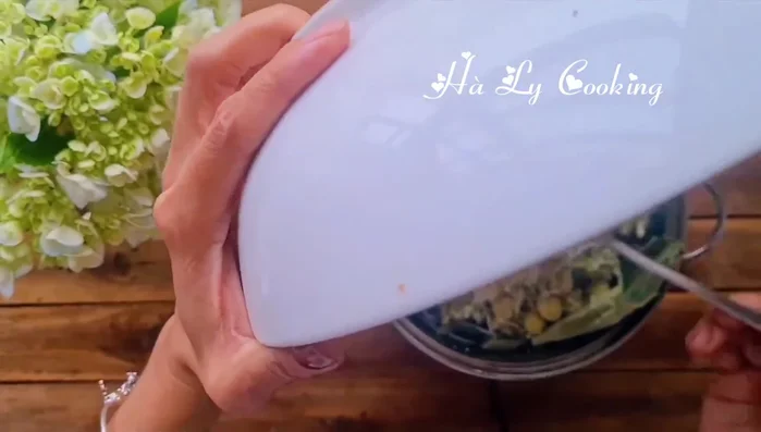 Lót lá sen xuống xửng hấp. Cho hỗn hợp cốm vào hấp khoảng 15 phút cho đến khi dẻo và thơm.