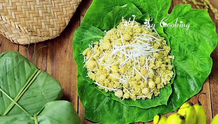 Trình bày xôi cốm ra đĩa, trang trí với dừa nạo và hạt sen.