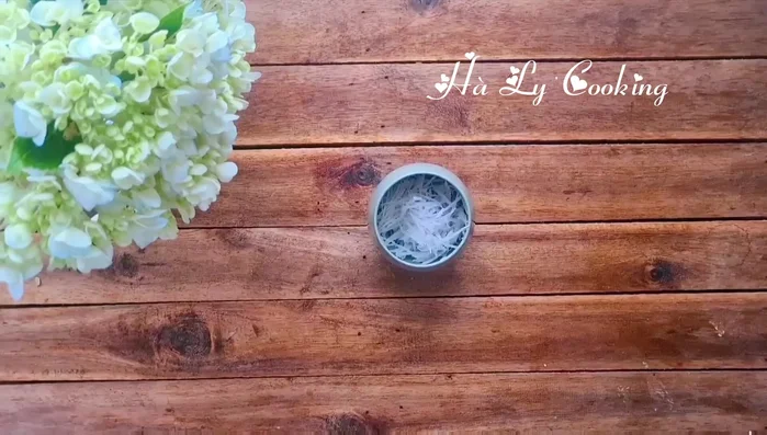 Ngâm nở và đồ chín đậu xanh. Khi còn nóng, xay mịn và nắm chặt thành khối.