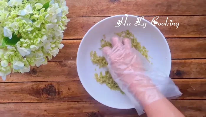 Trộn đều cốm với dầu ăn (hoặc mỡ gà) để cốm tơi và kết dính hơn.