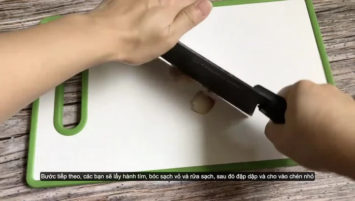 Bóc vỏ, rửa sạch hành tím, đập dập.