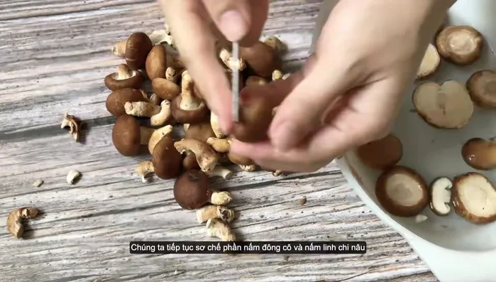 Sơ chế nấm đông cô và nấm linh chi: Rửa sạch, cắt bỏ phần gốc, ngâm nước muối.