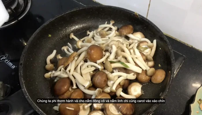 Phi thơm hành tím, cho nấm đông cô, nấm linh chi, cà rốt vào xào chín.