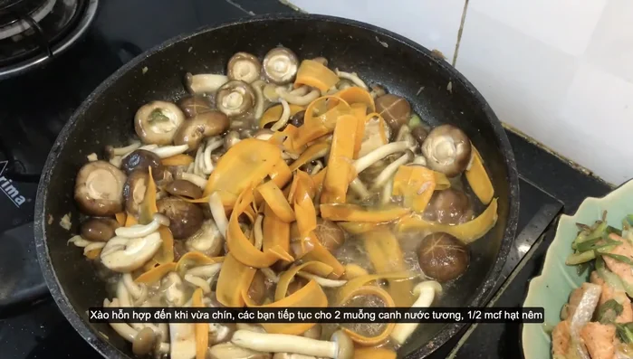 Cho 2 muỗng canh nước tương, 1/2 muỗng cà phê hạt nêm vào, xào cùng.