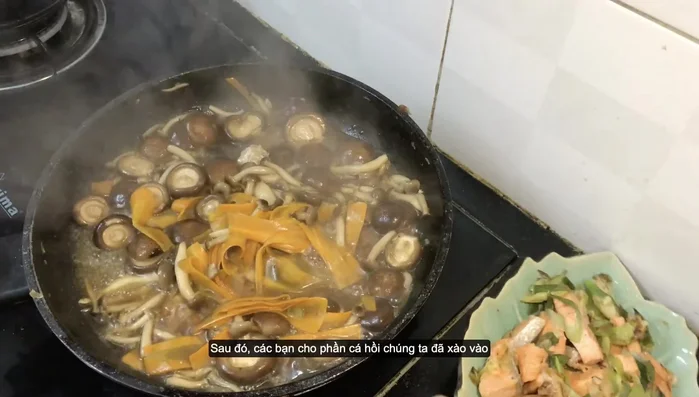 Cho cá hồi đã xào vào, nêm lại gia vị cho vừa khẩu vị.