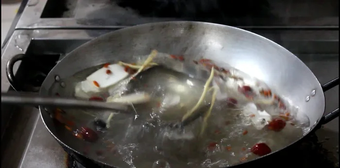 Thêm Bào Ngư vào nồi, đun tiếp 15-20 phút.