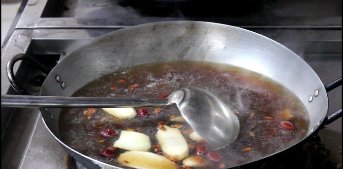 Nêm nếm gia vị: nước mắm, muối, tiêu (tùy khẩu vị).