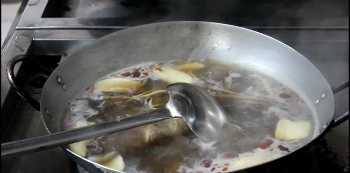 Thêm gà tre (nếu dùng) vào đun cùng.