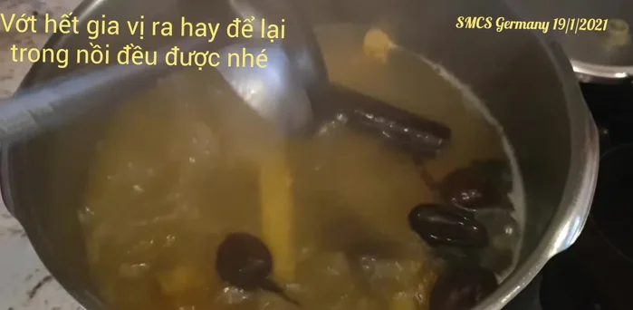 Khi nồi áp suất xẹp, mở ra, đun sôi lại. Cho bò viên vào.