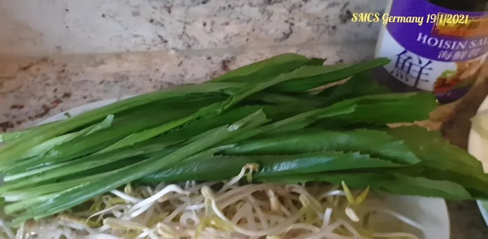 Chuẩn bị rau: Ngò gai, giá, rau quế (tùy chọn).