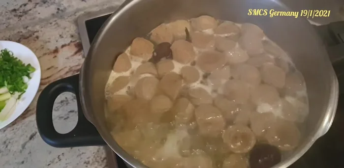 Vớt bọt, nêm nếm gia vị cho nước dùng vừa ăn.