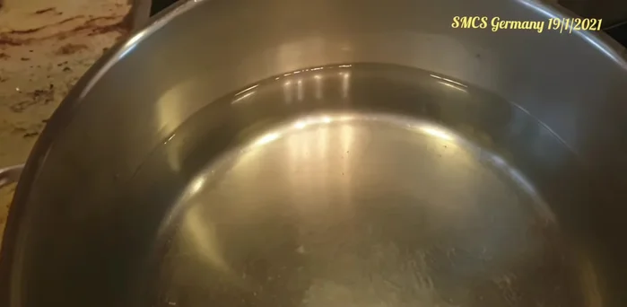 Chuẩn bị xương bò: Cho xương bò vào nồi, thêm nhiều muối, đun sôi. Sau đó cho xương vào rổ rửa sạch để nước dùng trong.
