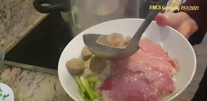 Cách 2: Trụng thịt bò tái: Cho thịt bò vào nồi nhỏ, chế nước dùng sôi vào, trụng cho tái theo độ chín mong muốn.