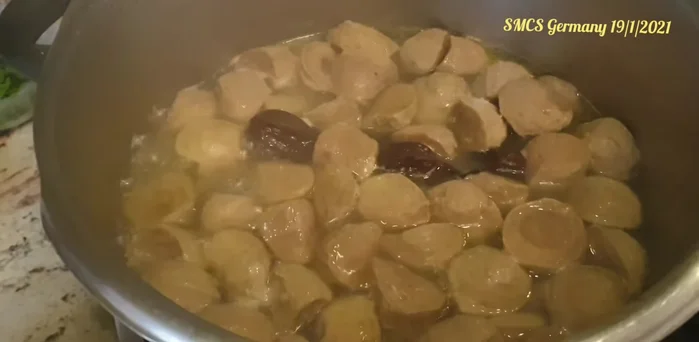 Sắp xếp phở: Cho bánh phở vào tô, xếp thịt bò tái lên trên, chan nước dùng nóng, thêm hành lá, hành tây, rau tùy thích.
