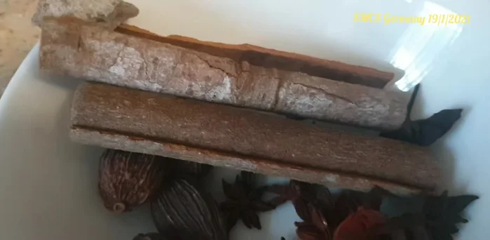 Chuẩn bị gia vị: Rửa sạch quế, thảo quả, đinh hương, gừng (cắt lát), hành (lột vỏ và nướng).