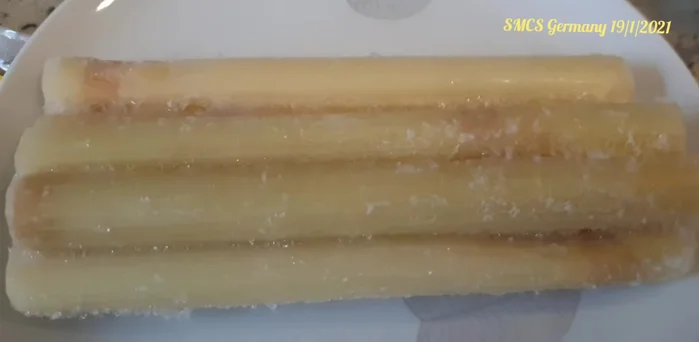 Nấu nước dùng: Cho xương bò, gia vị (quế, thảo quả, đinh hương, gừng, hành nướng), và mía (nếu có) vào nồi áp suất. Nấu khoảng 5-7 phút cho xương ra hết nước đen.