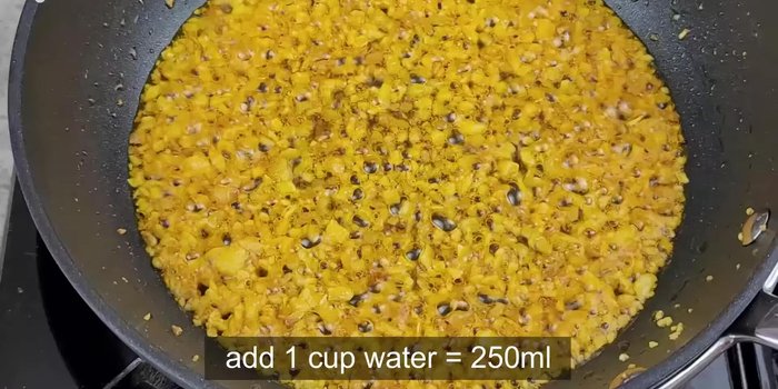 Đừng phi quá vàng, chỉ cần thơm là được. Sau đó cho 1 chén nước (250ml) vào (125.799).