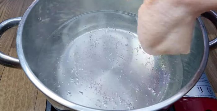 Luộc tai heo với 2 muỗng cà phê muối trong 25 phút (189.44). Vớt ra ngâm vào nước lạnh cho giòn (208.22).