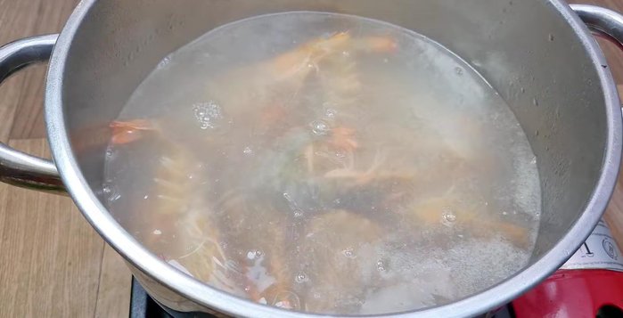Luộc tôm cho đến khi nổi lên (215.7). Vớt ra, lột vỏ và bỏ đầu (242.18).