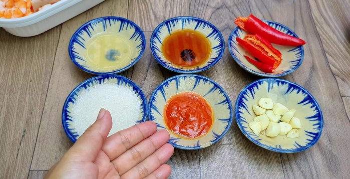 Pha nước sốt trộn gỏi: Trộn đều nước cốt chanh, đường, tương ớt, tỏi ớt xay nhuyễn, nước mắm (286.139).