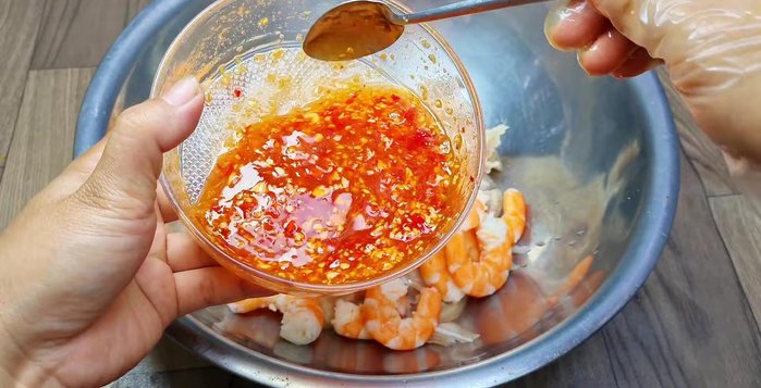 Trộn một nửa nước sốt với tôm và tai heo (350).
