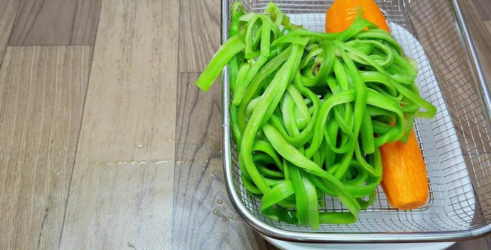 Rửa sạch rau tiến vua và cà rốt (62.52). Cắt rau tiến vua thành khúc vừa ăn, bỏ phần đầu cứng (71). Cắt cà rốt thành miếng mỏng (105.979).