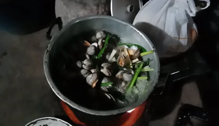 Cho sò lông đã ướp vào nồi hấp, hấp trong khoảng 1-3 phút. (108.2)