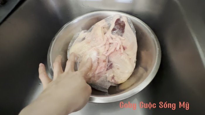 Rã đông và chặt nhỏ gà. Chuẩn bị măng tươi.